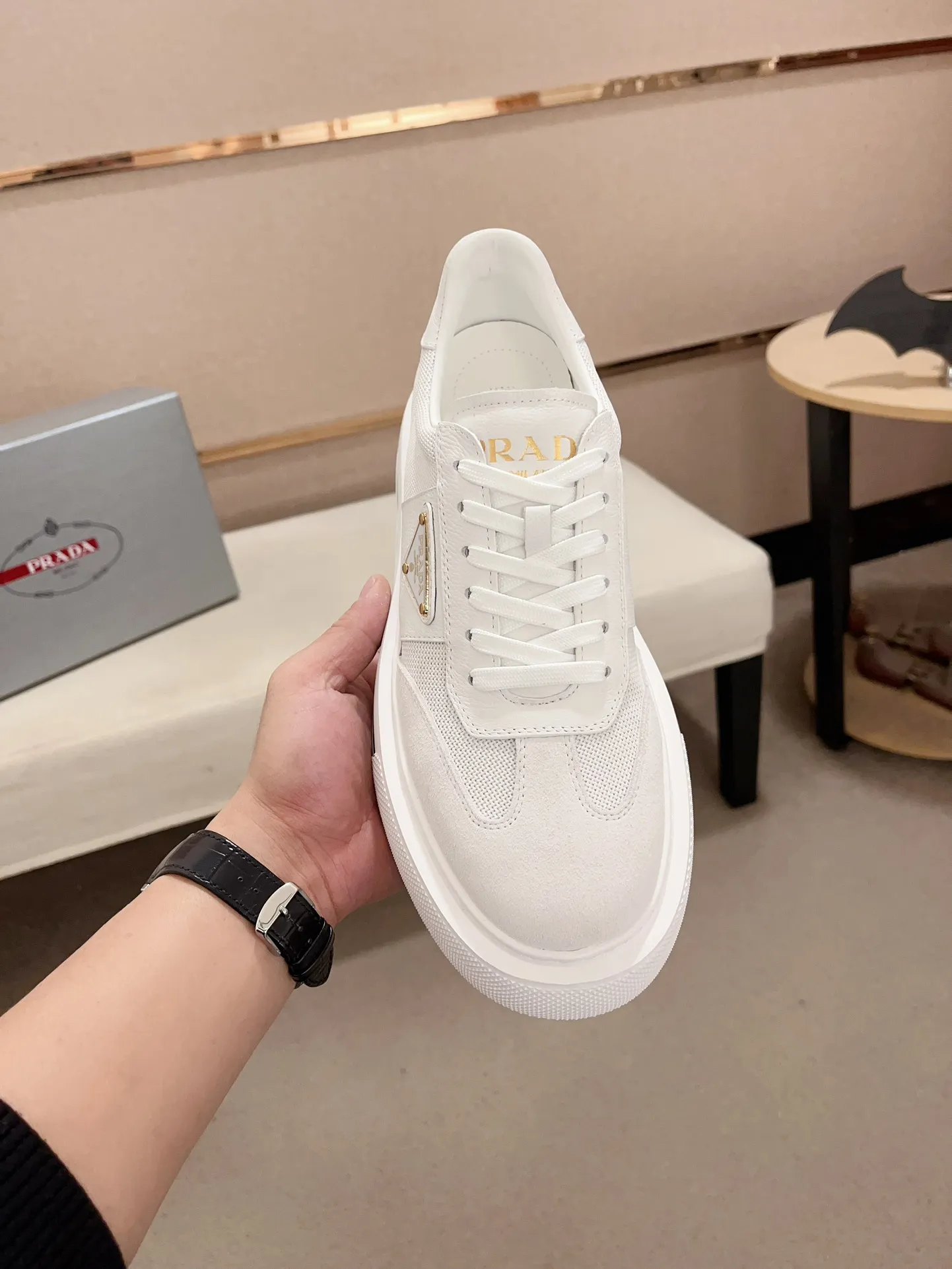 Men's shoes 💰 580💰 ✔️✔️✔️Higher version High-quality new PRADA (Prada) counters are launched simultaneously. The new men's shoes and 😘 fabrics are made of high-tech glue-spraying technology. Lining: Full cowhide lining. 👍🏿 High-end ☄️ air-cushion molded anti-slip rubber outsole, exquisite lines, simple and elegant, comfortable and high-end for leisure travel. Code number: 38 to 44 (45 can be customized and cannot be returned or exchanged)